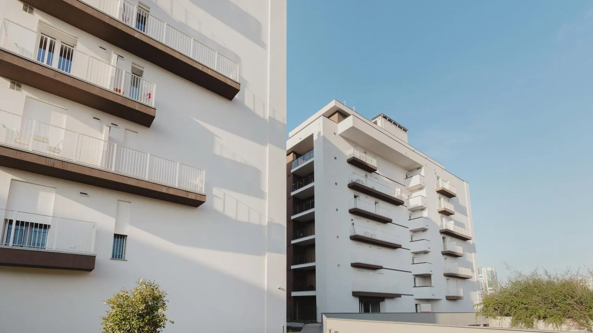 Gohost - Modern And Bright Apartments With Terrace And Balcony Milan