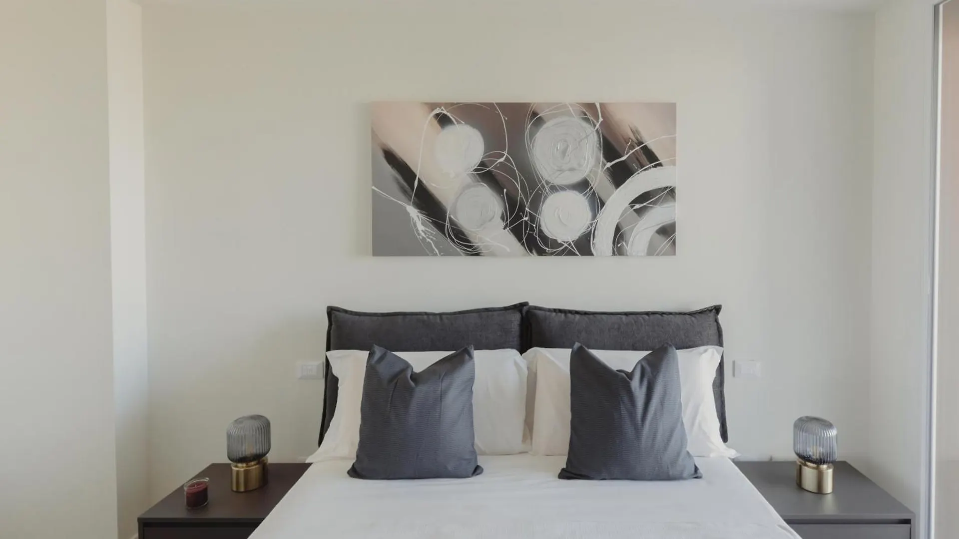Gohost - Modern And Bright Apartments With Terrace And Balcony Milan