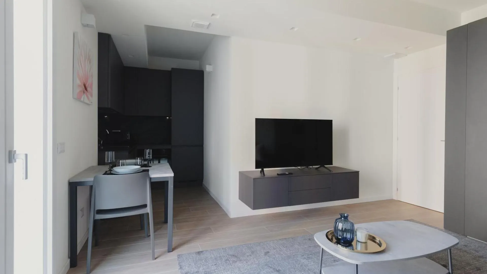 Gohost - Modern And Bright Apartments With Terrace And Balcony Milan