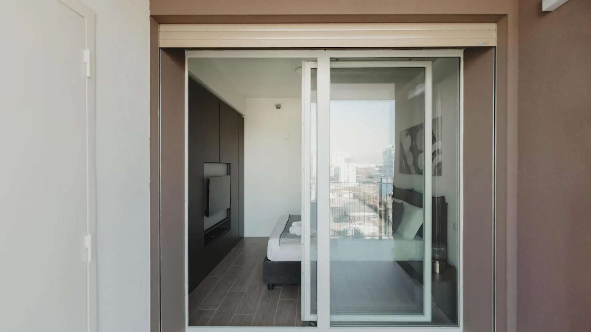 Gohost - Modern And Bright Apartments With Terrace And Balcony Milano