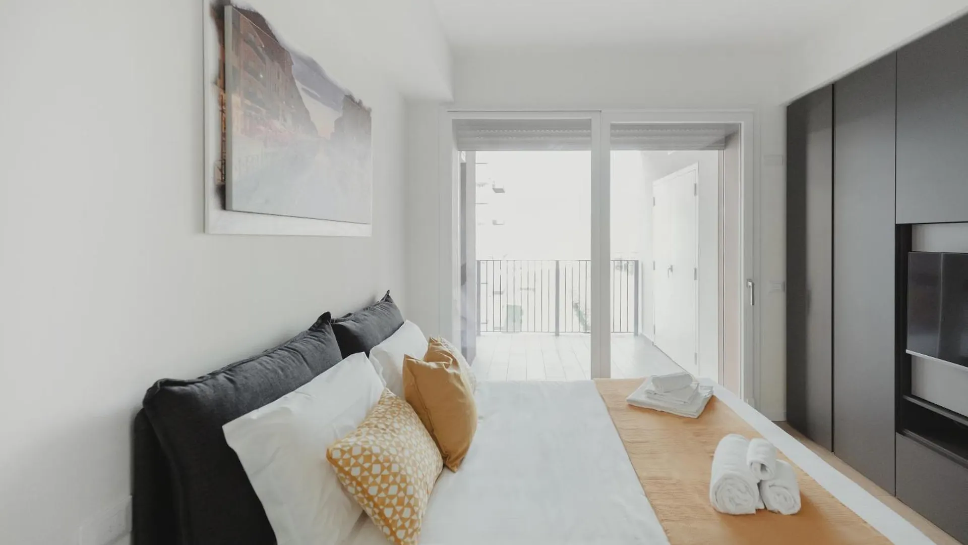Gohost - Modern And Bright Apartments With Terrace And Balcony Milano